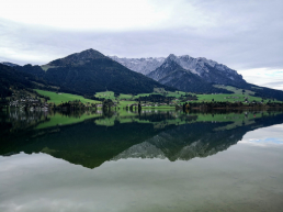 Still liegt der Walchsee im Tiroler Kössen vor dem erhabenen Kaisergebierge