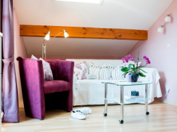 Ferienwohnung Kaiserblick Wohnbereich mit Couch, Sessel und Tisch